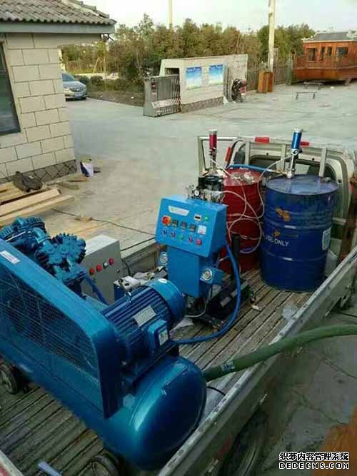 聚脲防水涂料使用噴涂機(jī)提高施工效率(圖2) 聚脲噴涂設(shè)備室外施工