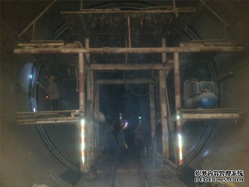 便攜聚脲噴涂機(jī)(圖2) 穿黃工程聚脲防水施工