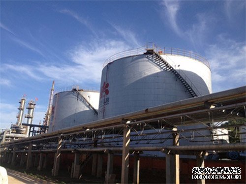 聚脲材料解決鋼管管道防腐問題(圖2) 油罐管道防腐施工