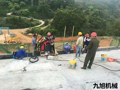 聚脲防水涂料可以用鋼屋面結構嗎(圖1) H5600屋面聚脲防水施工案例