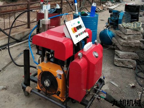 四川聚脲噴涂機(圖1) 四川聚脲噴涂機大壩放水施工