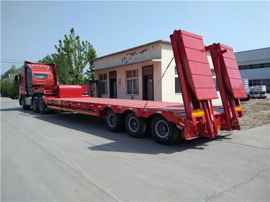 拖掛車貨箱襯里高耐磨聚脲噴涂防護(圖1) 高低高輕型挖掘機拖掛車貨箱襯里高耐磨聚脲噴涂防護