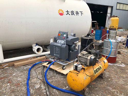 露天化工儲罐防腐聚脲噴涂機(圖1) H5600露天化工儲罐防腐聚脲噴涂機