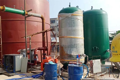 聚脲涂料化工儲(chǔ)罐內(nèi)外壁防腐施工專用噴涂設(shè)備(圖4) 聚脲涂料化工儲(chǔ)罐內(nèi)外壁防腐施工案例